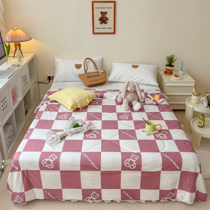 91家纺网 家纺一手货源 找家纺 顾里家纺 2022新款牛奶针织棉夏被-实拍 方块小熊豆沙