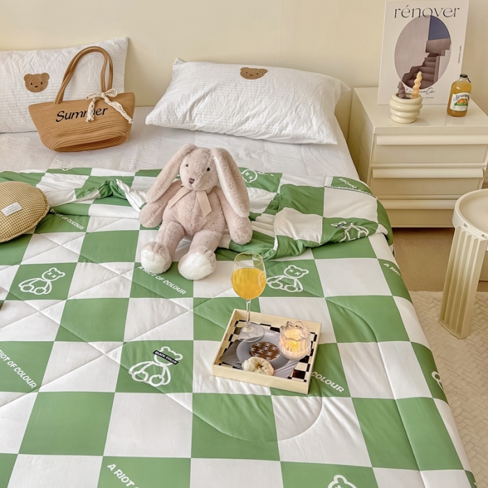 91家纺网 家纺一手货源 找家纺 顾里家纺 2022新款牛奶针织棉夏被-实拍 方块小熊绿