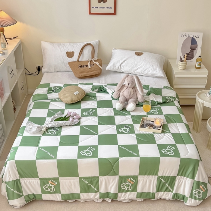 91家纺网 家纺一手货源 找家纺 顾里家纺 2022新款牛奶针织棉夏被-实拍 方块小熊绿