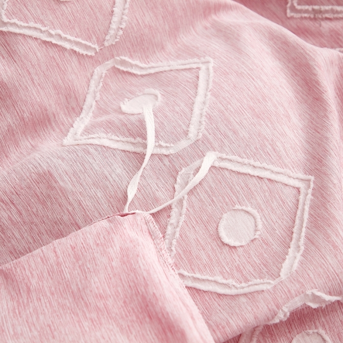 91家纺网 家纺一手货源 找家纺 啊雅家居2025新款韩版肌理纹立体剪花花边四件套 肮理粉