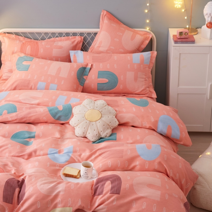 91家纺网 家纺一手货源 找家纺 金纱玉纺 2022新款印花加厚磨毛四件套 炫彩字母-粉