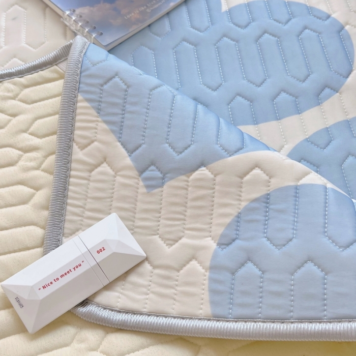 91家纺网 家纺一手货源 找家纺 顾里家纺 2022新款韩系ins印花凉感软席凉席-场景一 涂鸦蓝心