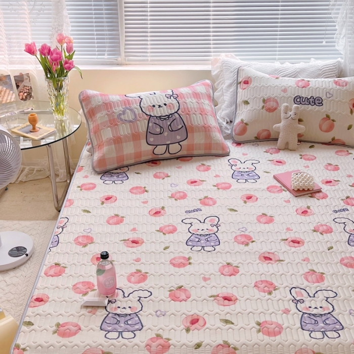 91家纺网 家纺一手货源 找家纺 顾里家纺 2022新款韩系ins印花凉感软席凉席-场景一 兔子蜜桃