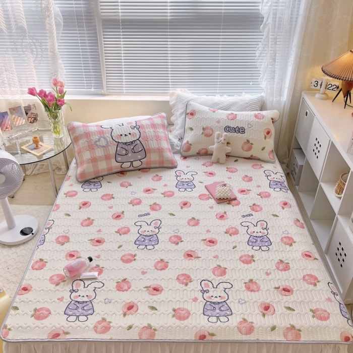 91家纺网 家纺一手货源 找家纺 顾里家纺 2022新款韩系ins印花凉感软席凉席-场景一 兔子蜜桃