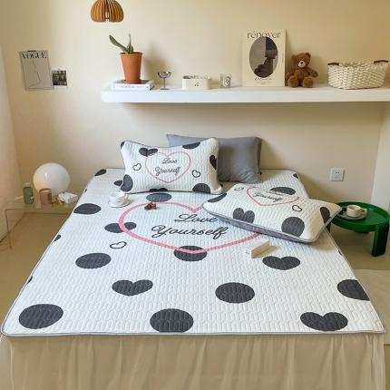 91家纺网 家纺一手货源 找家纺 顾里家纺 2022新款韩系凉感印花大版软席 黑波点爱心