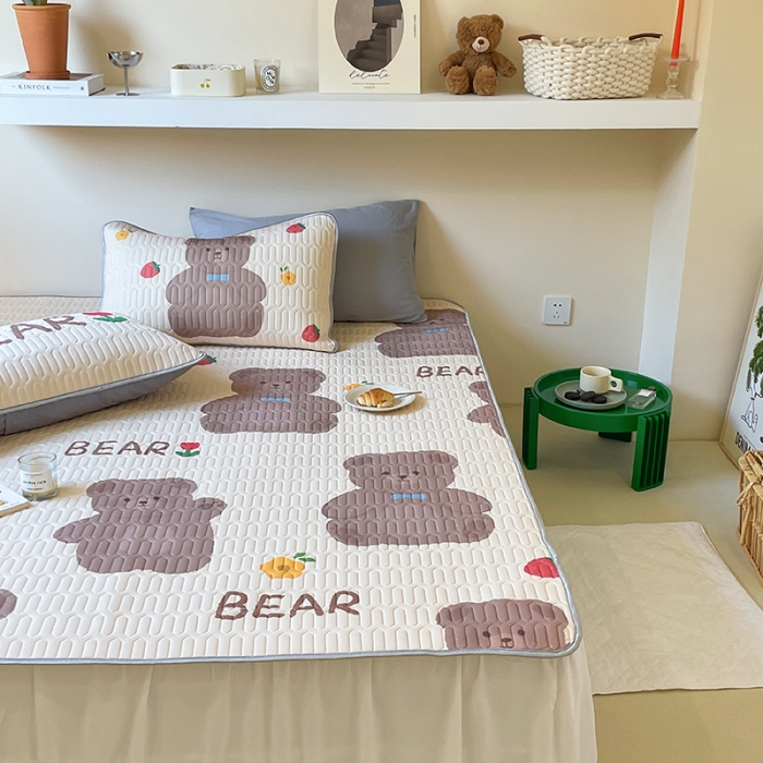 91家纺网 家纺一手货源 找家纺 顾里家纺 2022新款韩系凉感印花圆网软席 草莓小熊