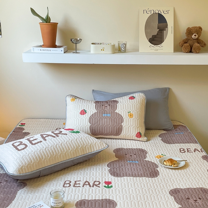 91家纺网 家纺一手货源 找家纺 顾里家纺 2022新款韩系凉感印花圆网软席 草莓小熊