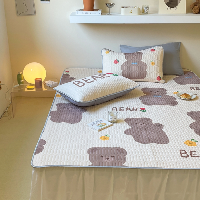 91家纺网 家纺一手货源 找家纺 顾里家纺 2022新款韩系凉感印花圆网软席 草莓小熊