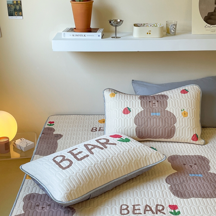 91家纺网 家纺一手货源 找家纺 顾里家纺 2022新款韩系凉感印花圆网软席 草莓小熊