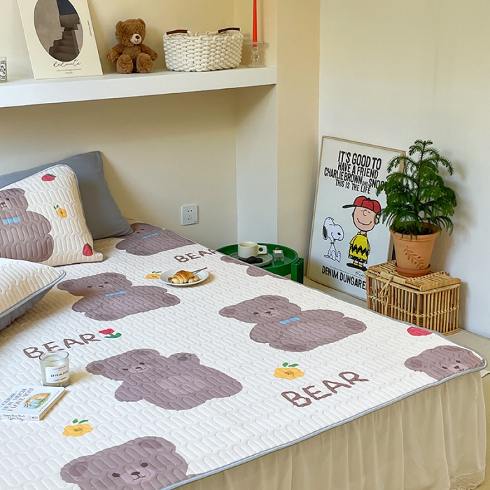 91家纺网 家纺一手货源 找家纺 顾里家纺 2022新款韩系凉感印花圆网软席 草莓小熊