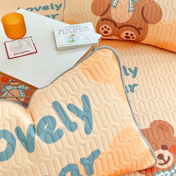 91家纺网 家纺一手货源 找家纺 顾里家纺 2022新款韩系凉感印花圆网软席 花朵小熊