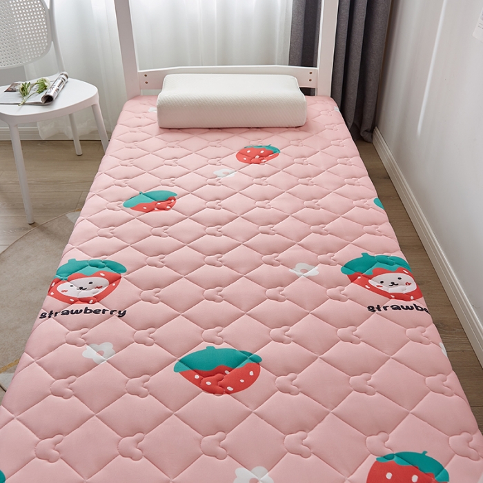 91家纺网 家纺一手货源 找家纺 寐珂 2025新款A类针织大豆学生床垫 草莓宝贝