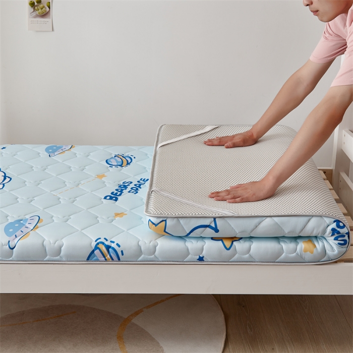 91家纺网 家纺一手货源 找家纺 寐珂 2025新款A类针织大豆学生床垫 太空熊