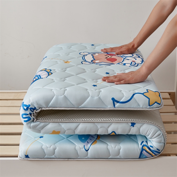 91家纺网 家纺一手货源 找家纺 寐珂 2025新款A类针织大豆学生床垫 太空熊