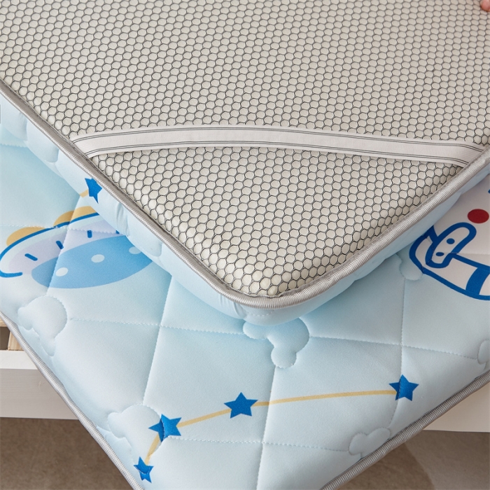 91家纺网 家纺一手货源 找家纺 寐珂 2025新款A类针织大豆学生床垫 太空熊