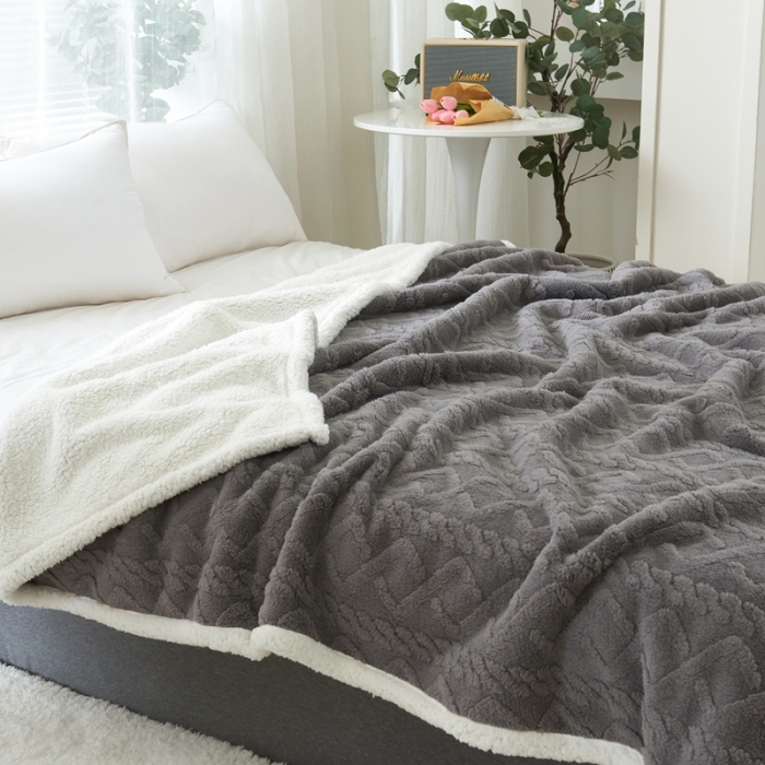 91家纺网 家纺一手货源 找家纺 馨米莱 2024新款AB版塔肤绒毛毯 深灰色