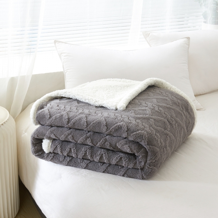 91家纺网 家纺一手货源 找家纺 馨米莱 2024新款AB版塔肤绒毛毯 深灰色