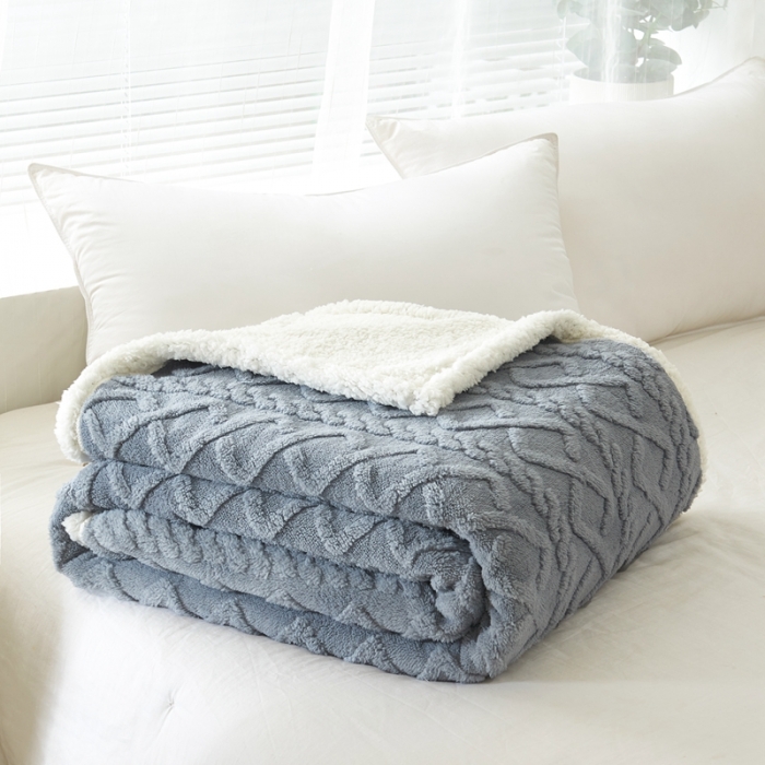 91家纺网 家纺一手货源 找家纺 馨米莱 2024新款AB版塔肤绒毛毯 雾蓝色