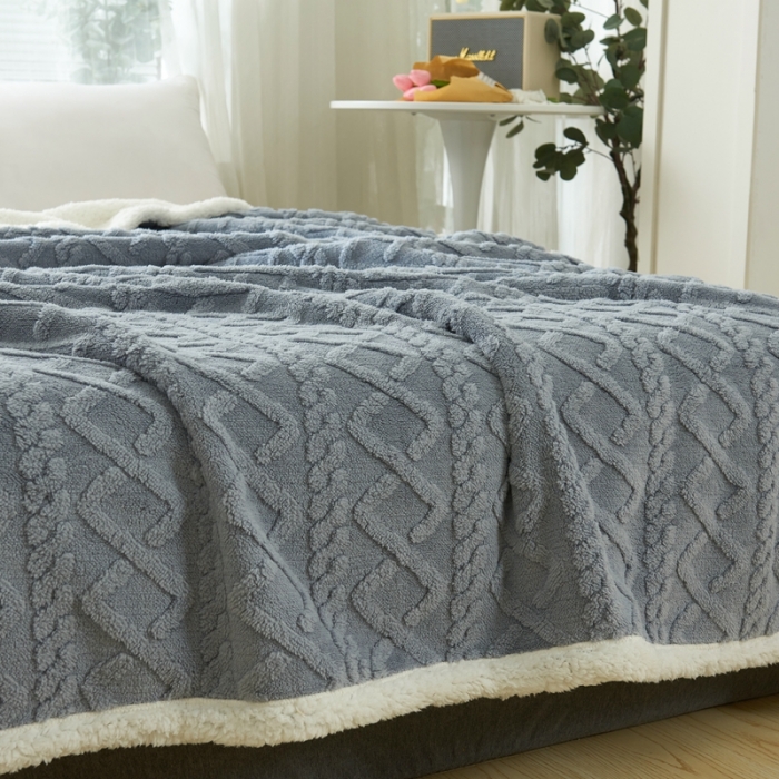 91家纺网 家纺一手货源 找家纺 馨米莱 2024新款AB版塔肤绒毛毯 雾蓝色