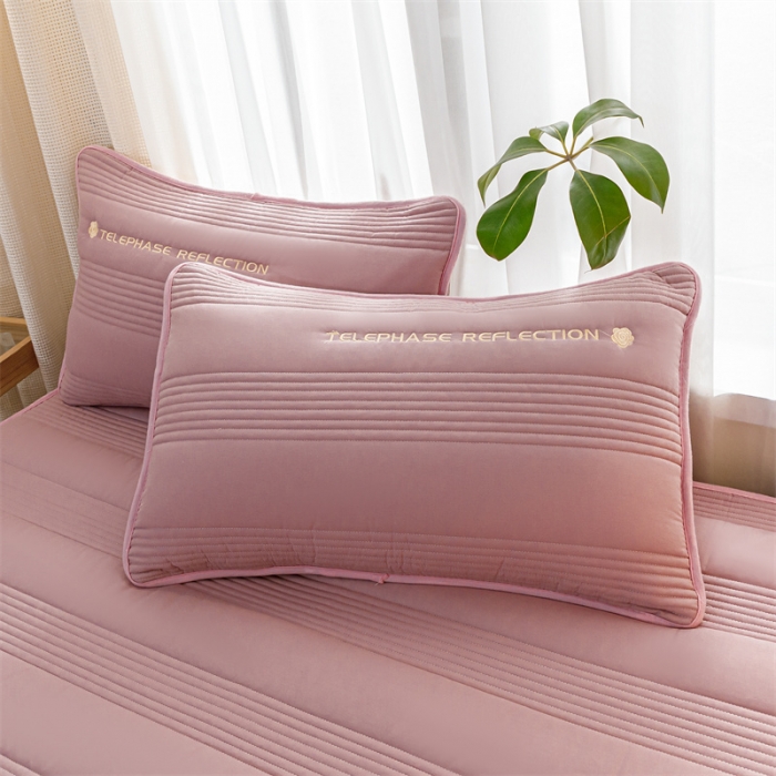 91家纺网 家纺一手货源 找家纺 鑫钰 2023色织水洗纯棉全棉夹棉绣花床笠夹棉枕套邂逅温馨粉