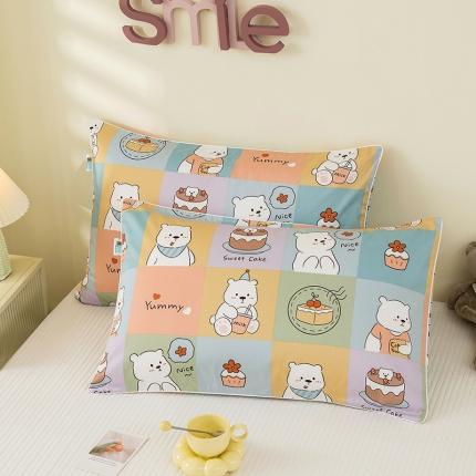 91家纺网 家纺一手货源 找家纺 良佐生活 2022新款60s全棉贡缎卡通印花枕套（单只） 小熊生日