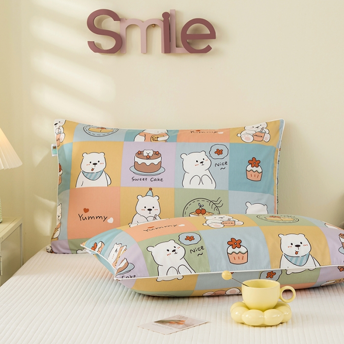 91家纺网 家纺一手货源 找家纺 良佐生活 2022新款60s全棉贡缎卡通印花枕套（单只） 小熊生日