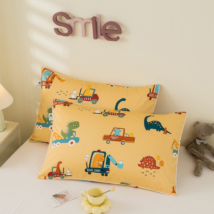 91家纺网 家纺一手货源 找家纺 良佐生活 2022新款60s全棉贡缎卡通印花枕套（单只） 恐龙工程队