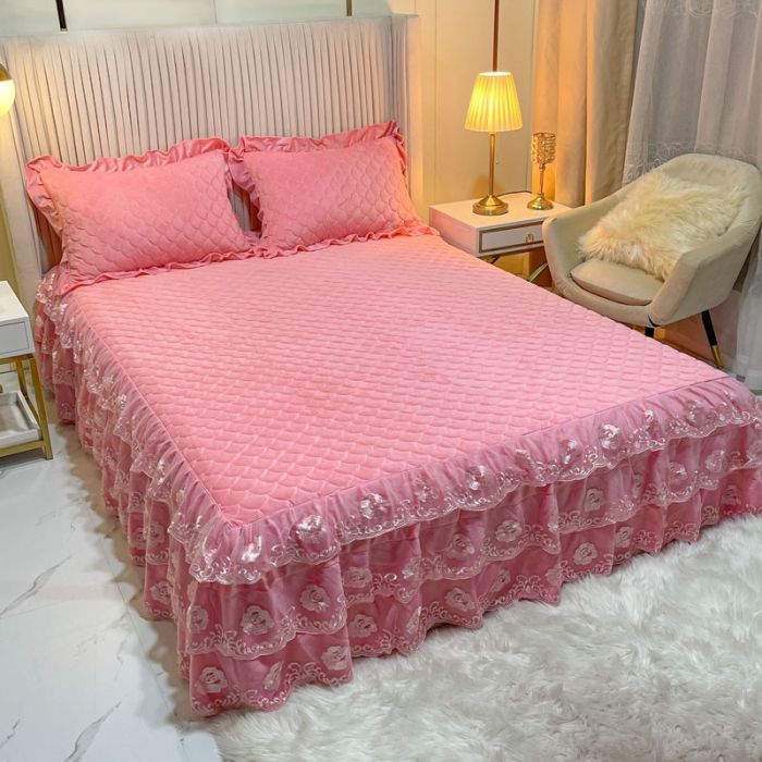 91家纺网 家纺一手货源 找家纺 青竹苑 水晶绒绗缝床裙绗缝被套款四件套牛奶绒加厚保暖被罩床罩 樱花粉