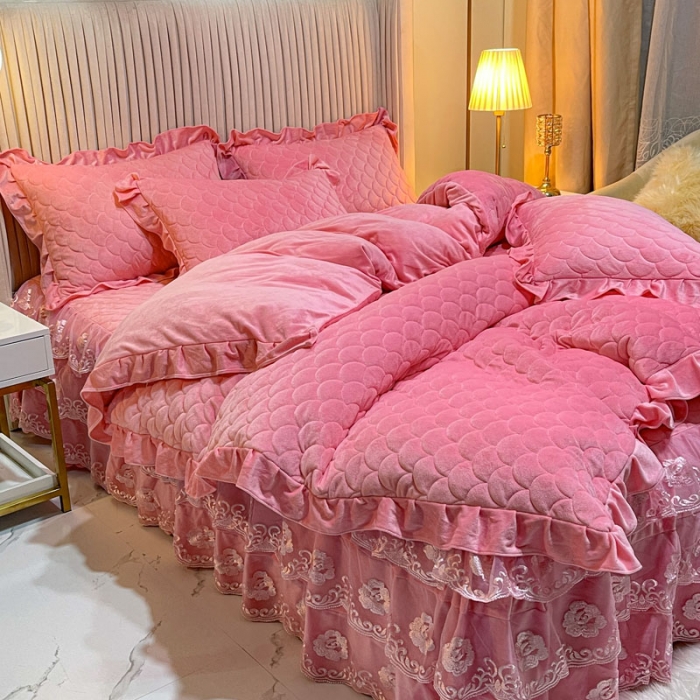 91家纺网 家纺一手货源 找家纺 青竹苑 水晶绒绗缝床裙绗缝被套款四件套牛奶绒加厚保暖被罩床罩 樱花粉