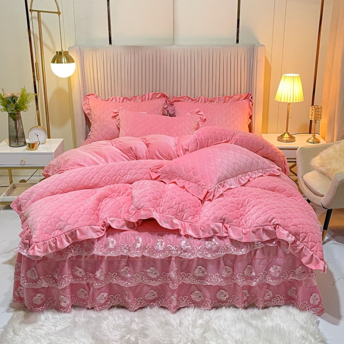 91家纺网 家纺一手货源 找家纺 青竹苑 水晶绒绗缝床裙绗缝被套款四件套牛奶绒加厚保暖被罩床罩 樱花粉