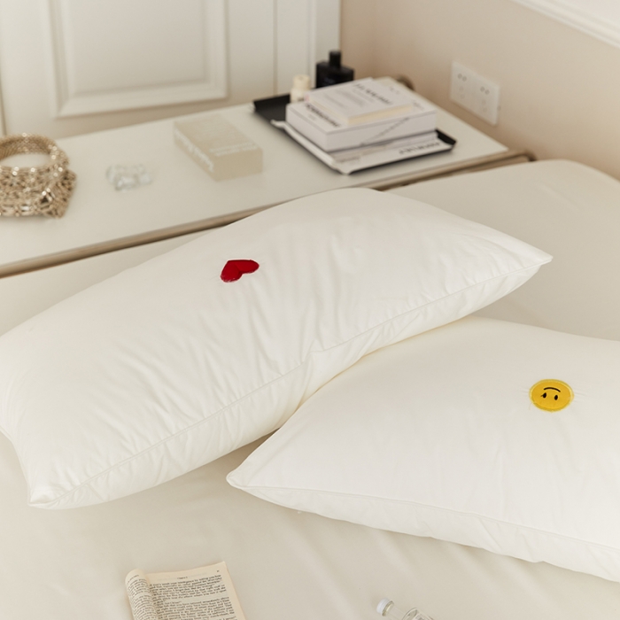 91家纺网 家纺一手货源 找家纺 (总) 伟邦枕芯 2023新款刺绣简约爱心笑脸枕