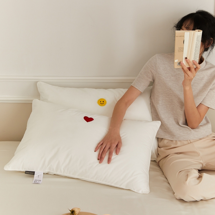 91家纺网 家纺一手货源 找家纺 (总) 伟邦枕芯 2023新款刺绣简约爱心笑脸枕