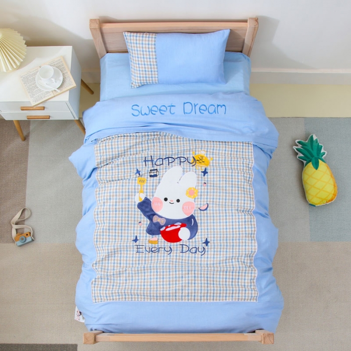 91家纺网 家纺一手货源 找家纺 喜多兔兔兔和熊熊高精密纯棉色织水洗棉幼儿园三件套蓝色甜点兔