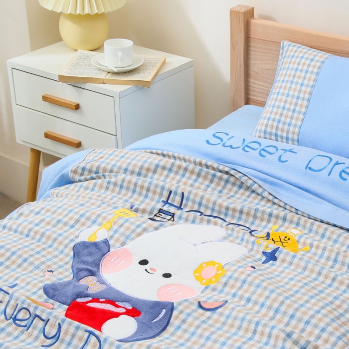 91家纺网 家纺一手货源 找家纺 喜多兔兔兔和熊熊高精密纯棉色织水洗棉幼儿园三件套蓝色甜点兔