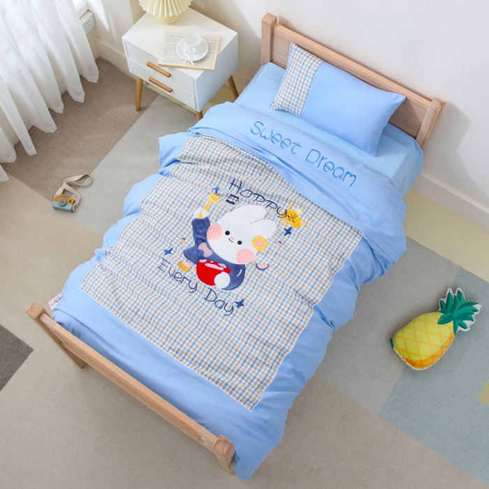 91家纺网 家纺一手货源 找家纺 喜多兔兔兔和熊熊高精密纯棉色织水洗棉幼儿园三件套蓝色甜点兔