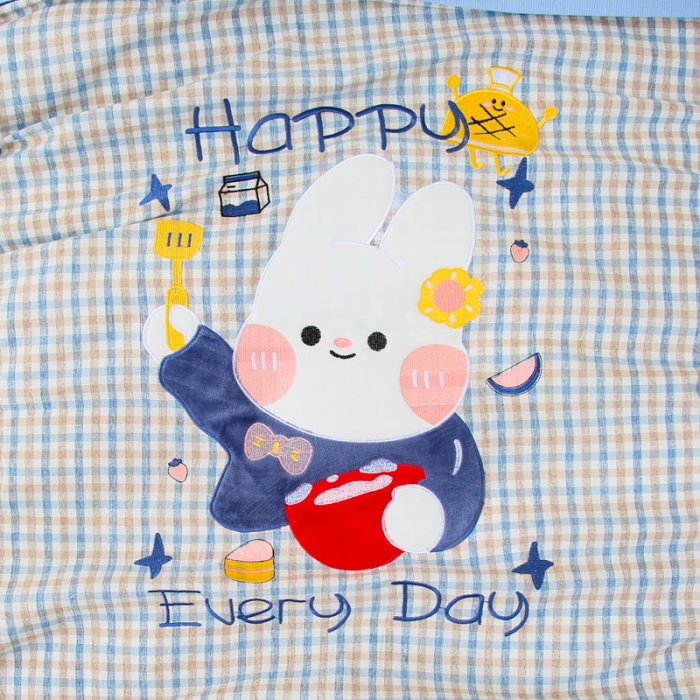 91家纺网 家纺一手货源 找家纺 喜多兔兔兔和熊熊高精密纯棉色织水洗棉幼儿园三件套蓝色甜点兔