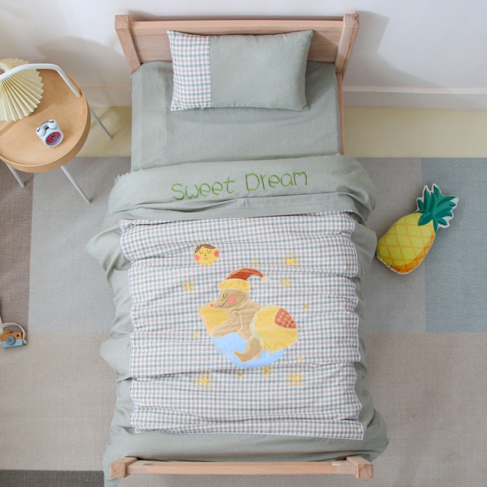 91家纺网 家纺一手货源 找家纺 喜多兔兔兔和熊熊高精密纯棉色织水洗棉幼儿园三件套绿色美梦熊