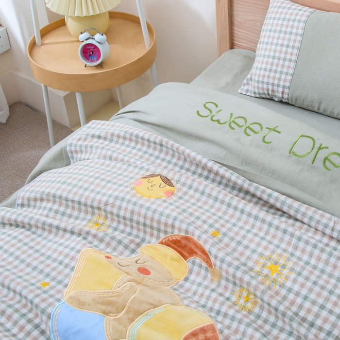 91家纺网 家纺一手货源 找家纺 喜多兔兔兔和熊熊高精密纯棉色织水洗棉幼儿园三件套绿色美梦熊