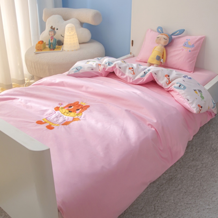 91家纺网 家纺一手货源 找家纺 喜多兔 2022新款小小梦幼儿园三件套 小小梦粉狐狸宝贝