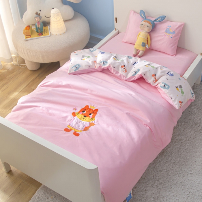 91家纺网 家纺一手货源 找家纺 喜多兔 2022新款小小梦幼儿园三件套 小小梦粉狐狸宝贝