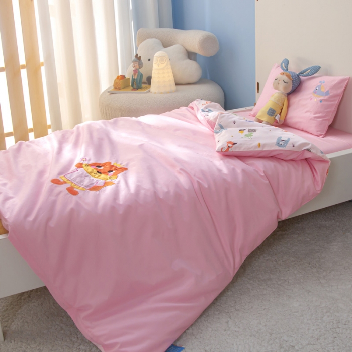 91家纺网 家纺一手货源 找家纺 喜多兔 2022新款小小梦幼儿园三件套 小小梦粉狐狸宝贝