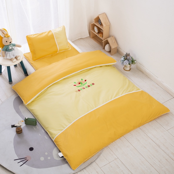 91家纺网 家纺一手货源 找家纺 乐秀22新款绣花款40支全棉幼儿园被子三件套六件套 三拼-黄