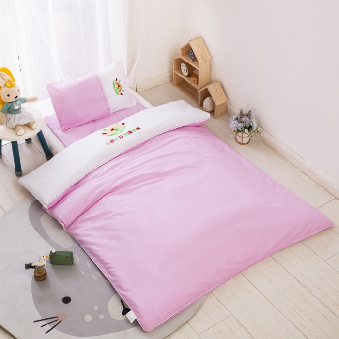 91家纺网 家纺一手货源 找家纺 乐秀22新款绣花款40支全棉幼儿园被子三件套六件套 双拼-粉