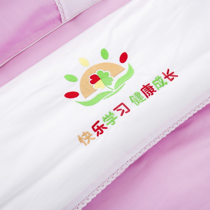 91家纺网 家纺一手货源 找家纺 乐秀22新款绣花款40支全棉幼儿园被子三件套六件套 双拼-粉