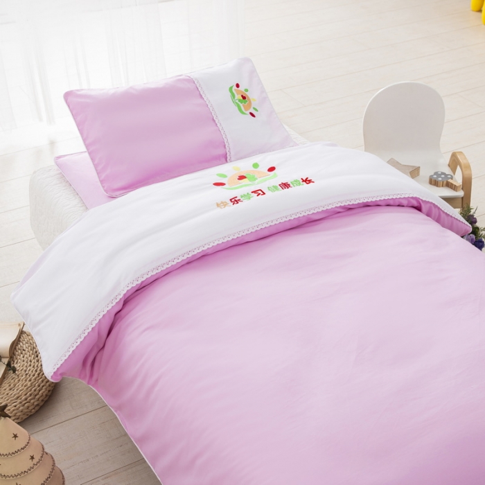 91家纺网 家纺一手货源 找家纺 乐秀22新款绣花款40支全棉幼儿园被子三件套六件套 双拼-粉