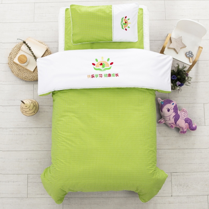 91家纺网 家纺一手货源 找家纺 乐秀22新款绣花款40支全棉幼儿园被子三件套六件套双拼-绿格