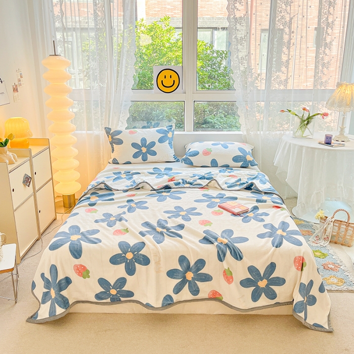 91家纺网 家纺一手货源 找家纺 慕尚家纺 2022新款300g雪绒绒牛奶毛毯 草莓蓝花