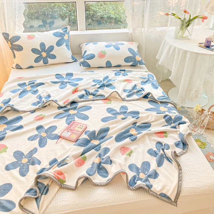 91家纺网 家纺一手货源 找家纺 慕尚家纺 2022新款300g雪绒绒牛奶毛毯 草莓蓝花