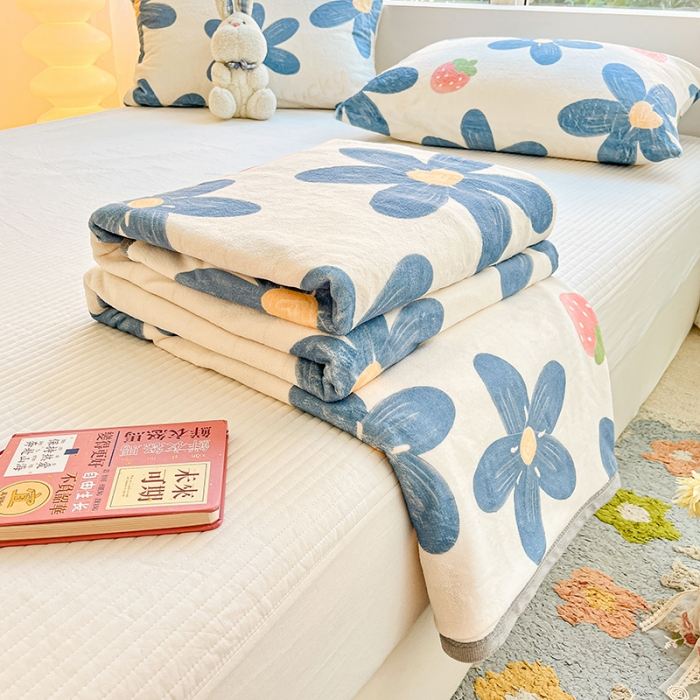 91家纺网 家纺一手货源 找家纺 慕尚家纺 2022新款300g雪绒绒牛奶毛毯 草莓蓝花