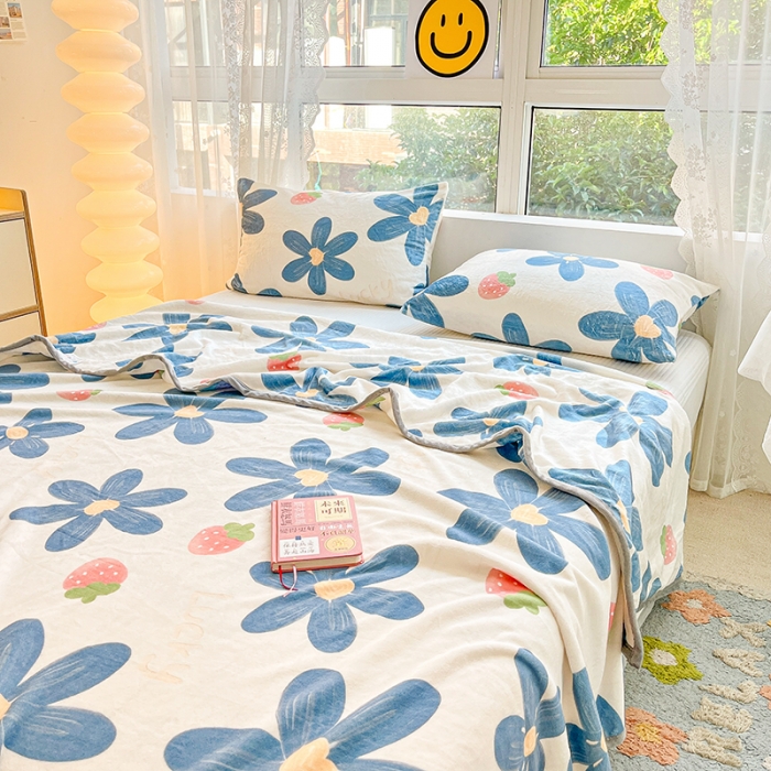 91家纺网 家纺一手货源 找家纺 慕尚家纺 2022新款300g雪绒绒牛奶毛毯 草莓蓝花